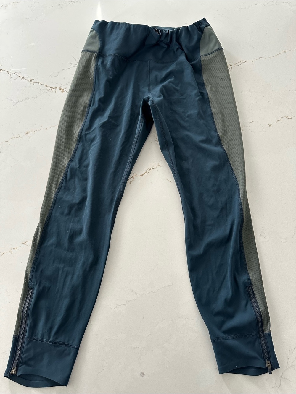 Athleta Allyson x Felix 7/8 mesh side legging.  Size xl